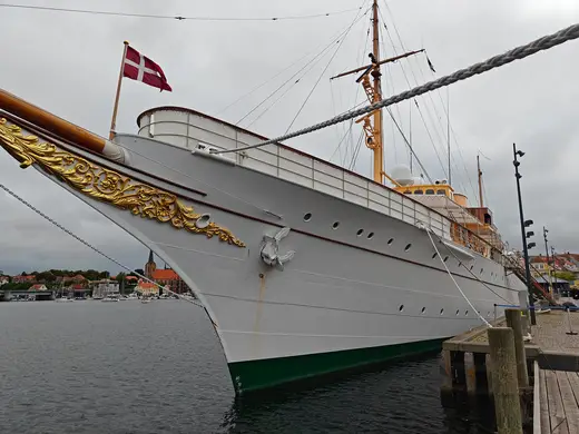 Kongeskibet Dannebrog ved kaj
