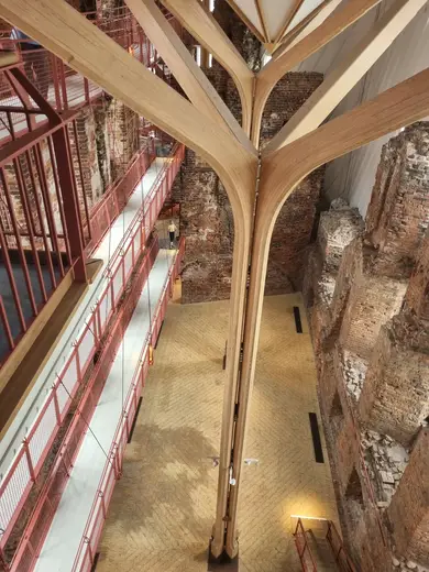 Trappen gennem ruinen