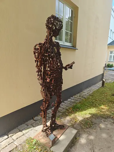 Metalfiguren ved indgangen til Silkeborg Bad
